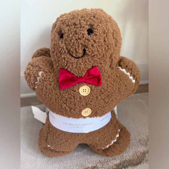 3 Gingerbread Family Christmas Pillows Cupcakes Cashmere NWT - Picture 7 of 7